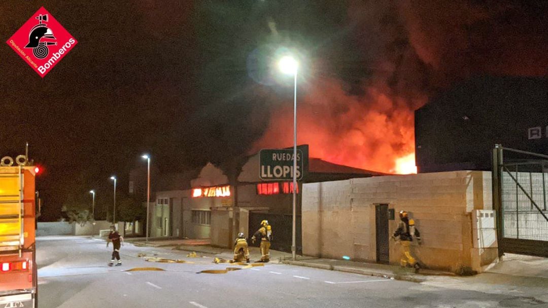 Incendio de la nave industrial de neumáticos en la Partida de Alcudia en Cocentaina