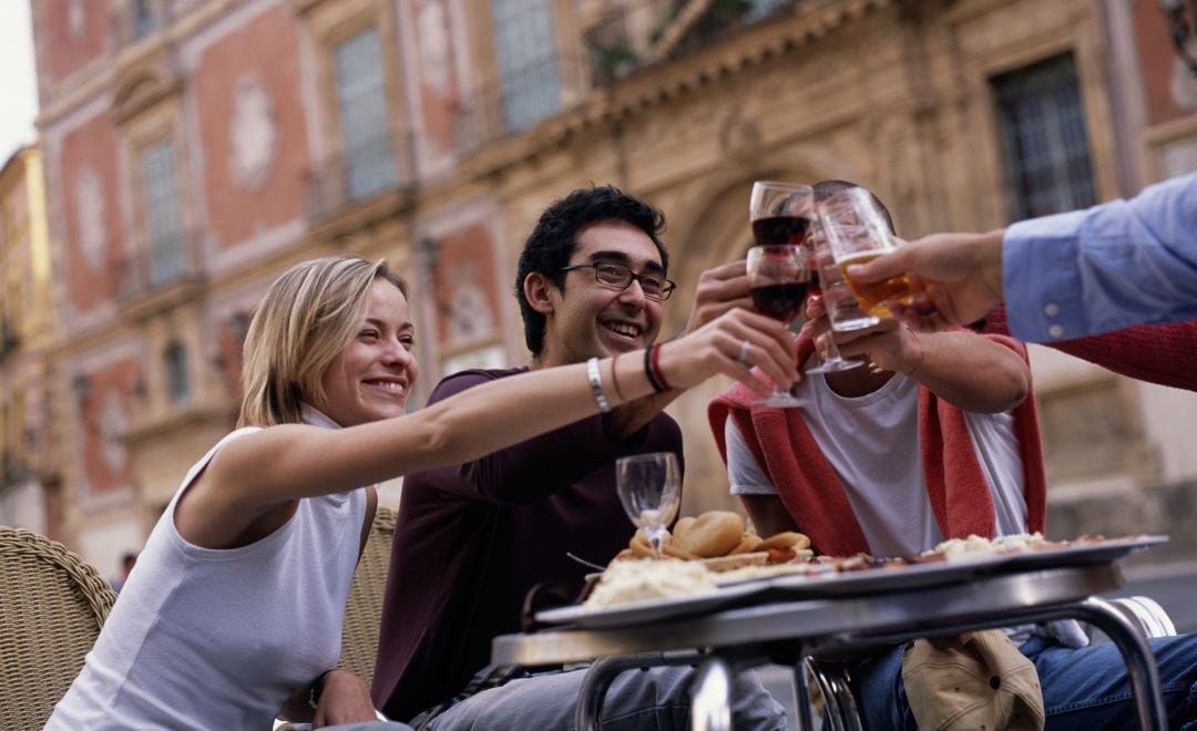 Unos amigos en una terraza de la plaza Cardena Belluga