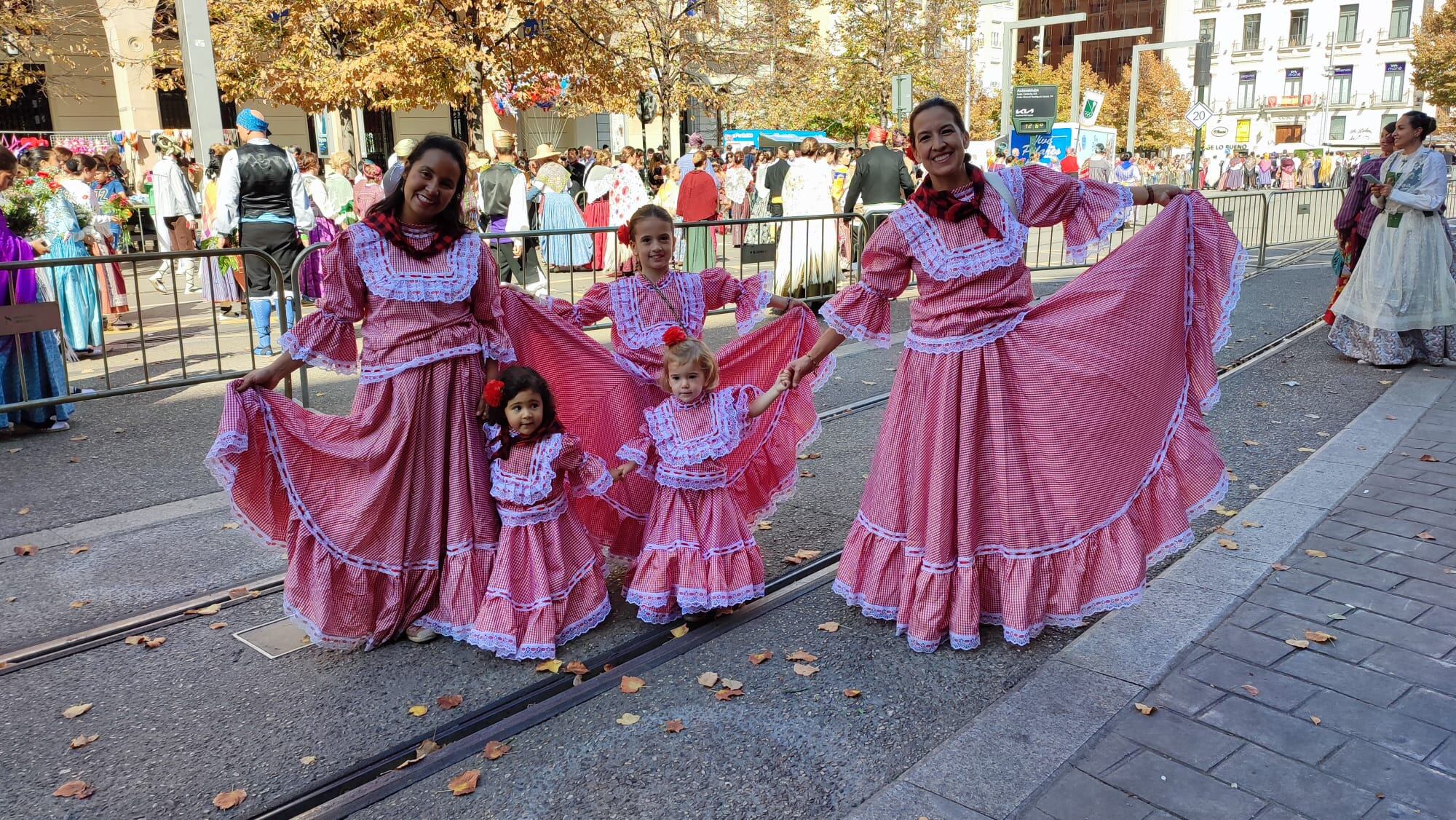 Los trajes típicos colombianos nunca faltan en la ofrenda de flores