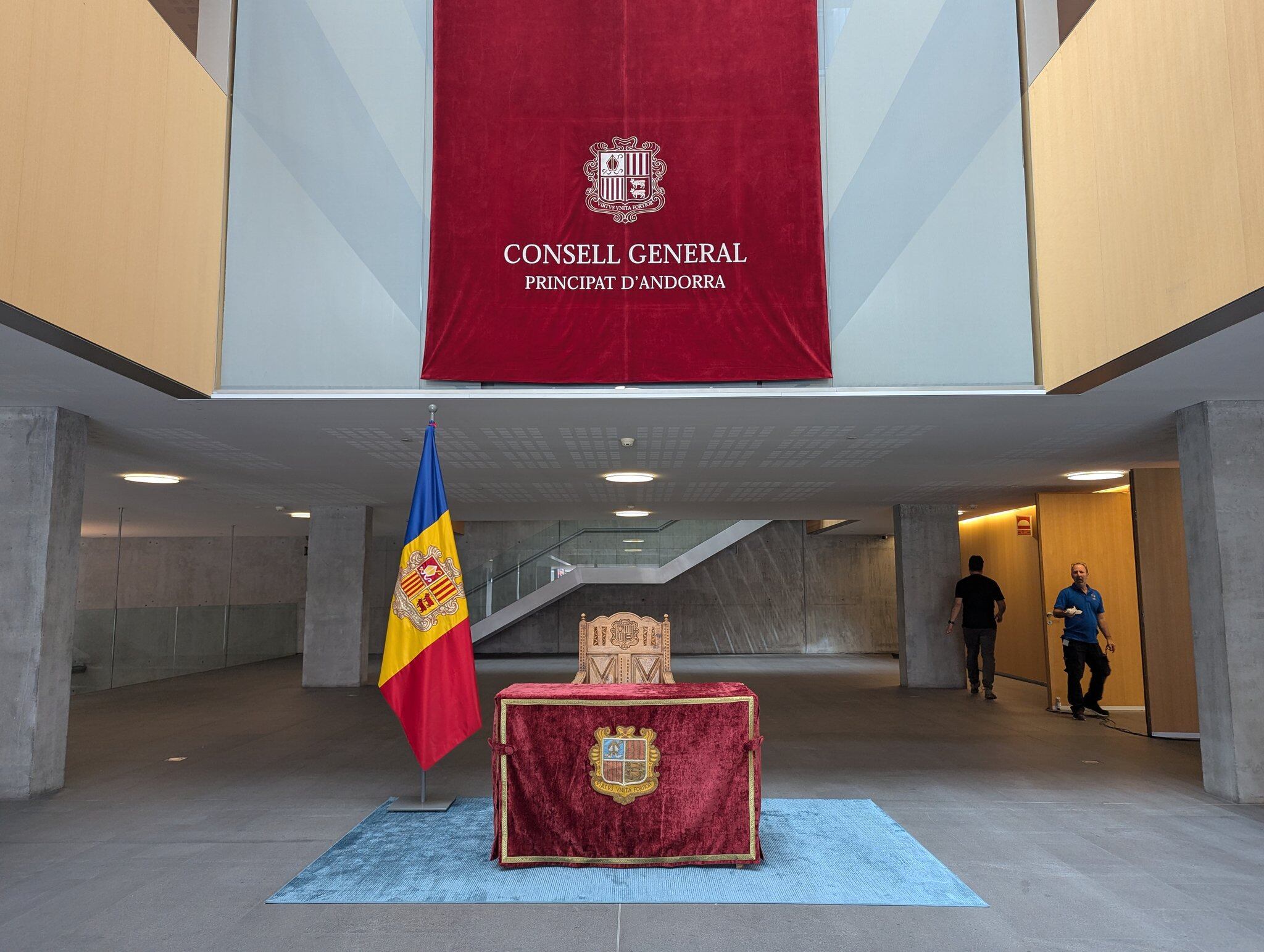 Taula on el nou copríncep episcopal signarà al llibre d'honor del Consell General en l'acte de jurament d'avui