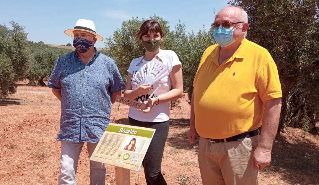 La conocida cantante Rozalén estuvo de visita en el Ecoparque de Carboneros y pudo ver de primera mano el olivo que lleva su nombre