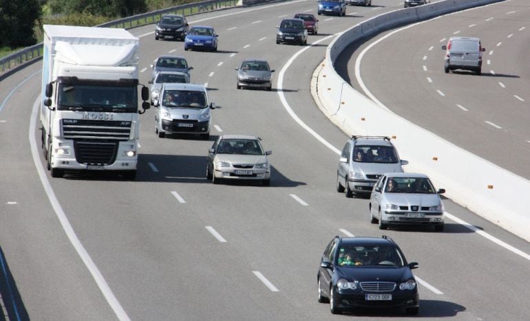 Imagen de vehículos en la autopista AP-7