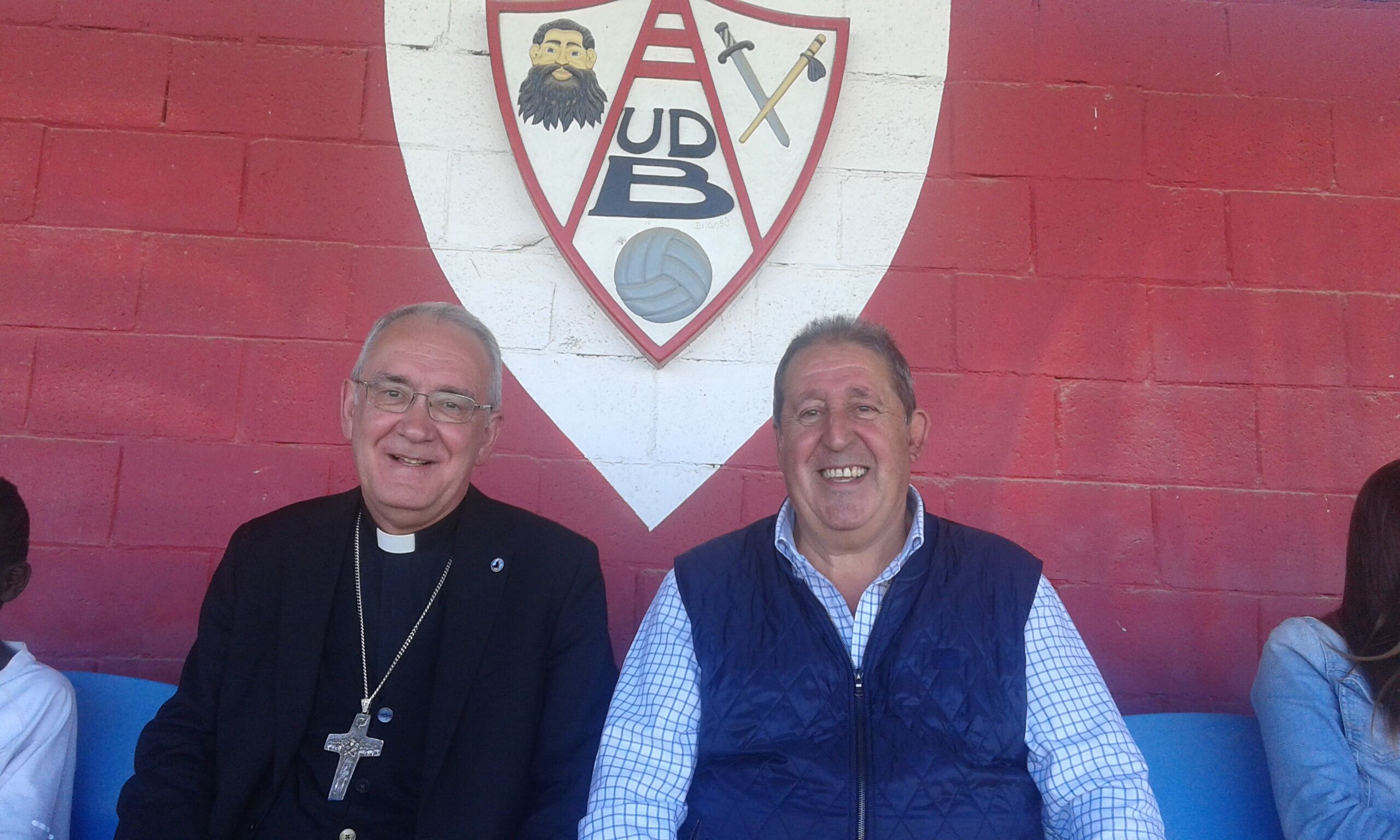 El Obispo Ángel Pérez con el expresidente de la UD Barbastro, Eduardo Puente, en un partido de fútbol.