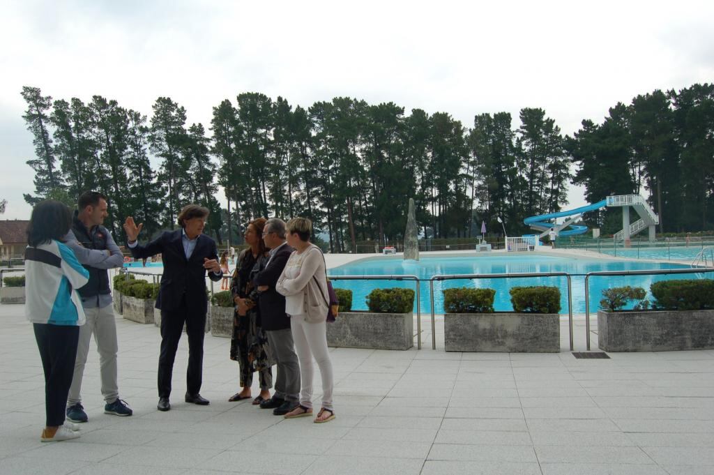 Representantes políticos conversan sobre en las piscinas de Monterrei