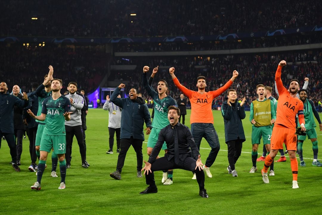 Pochettino celebra con sus jugadores el pase a la final de la Champions en el Johan Cruyff Arena