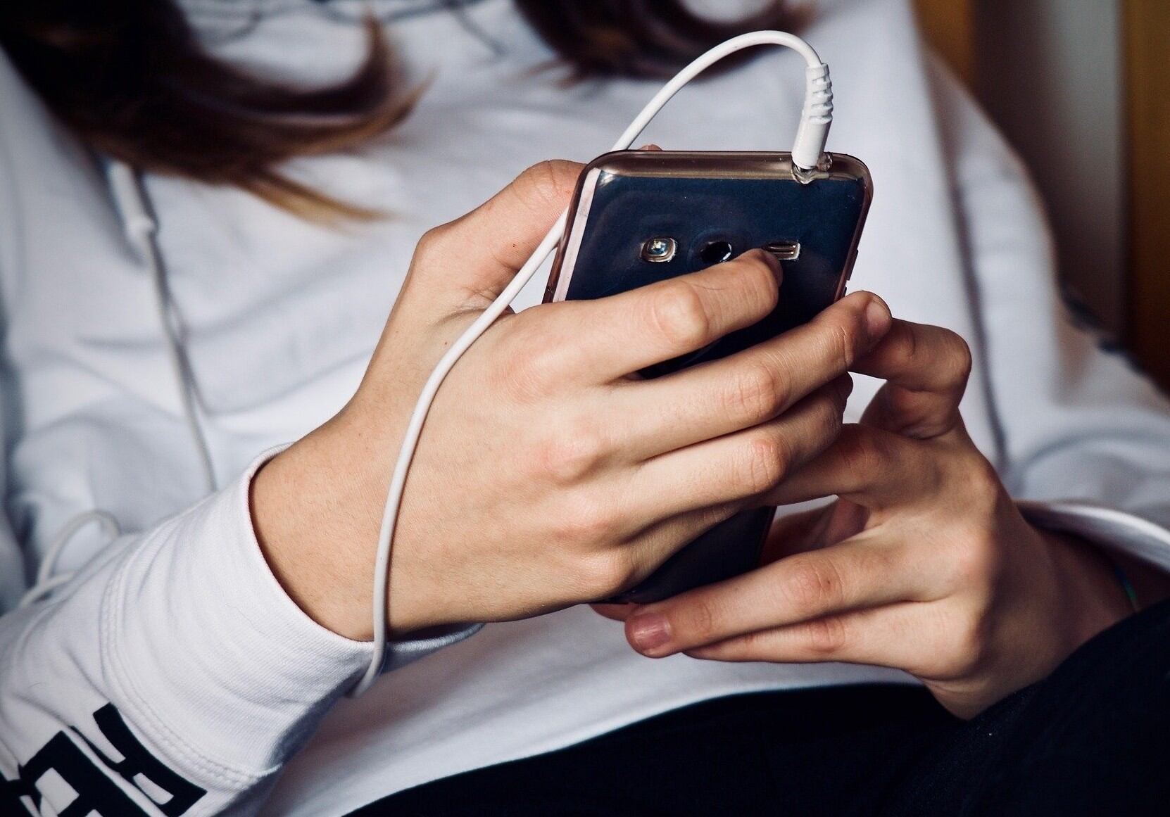 Joven utilizando su teléfono móvil