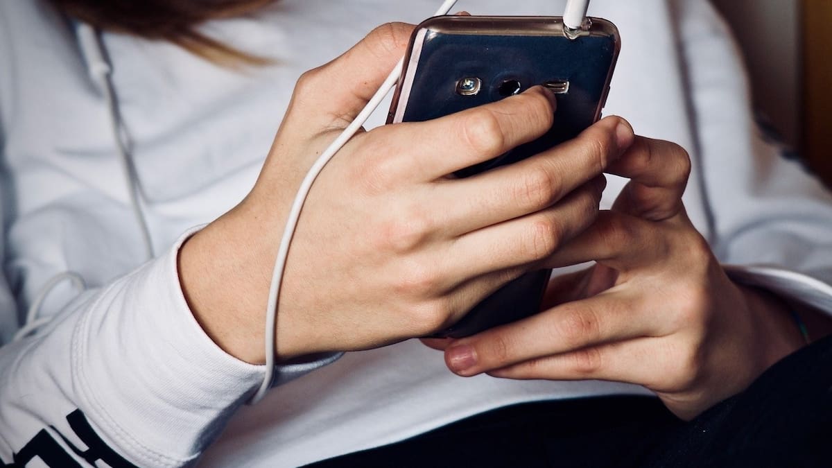 "A mi sí que me da miedo, te pueden poner desnuda con IA": 8 de cada 10 adolescentes y jóvenes madrileños han sufrido acoso online