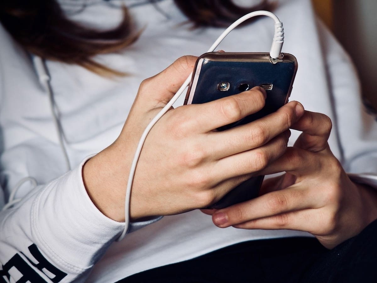 "A mi sí que me da miedo, te pueden poner desnuda con IA": 8 de cada 10 adolescentes y jóvenes madrileños han sufrido acoso online