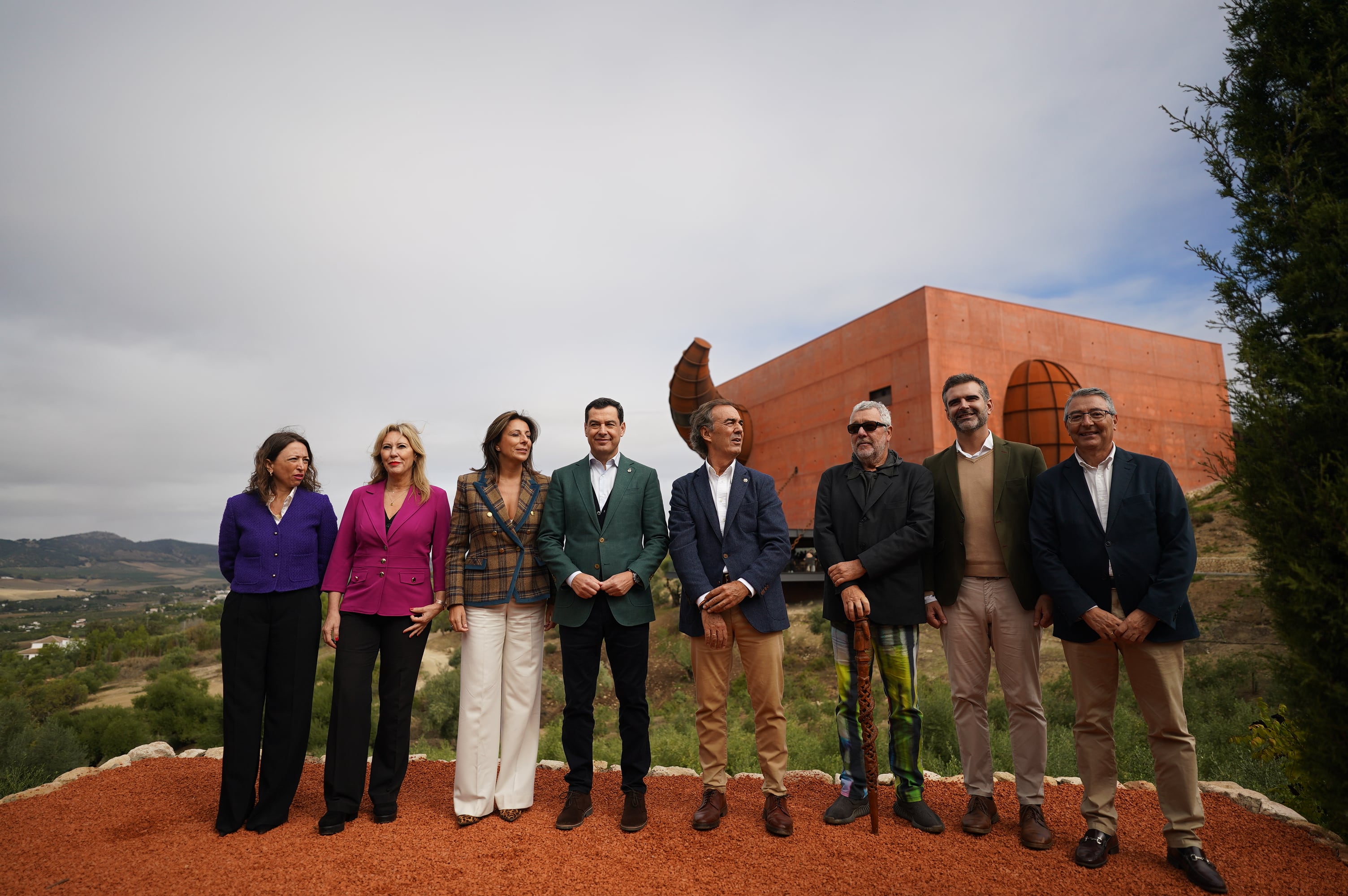 El presidente de la Junta,  la alcaldesa de Ronda, Maripaz Fernández, la consejera de Economía, Hacienda y Fondos Europeos, Carolina España el consejero de Agricultura, Pesca, Agua y Desarrollo Rural, Ramón Fernández-Pacheco, y el presidente de la Diputaciónde Málaga, Francisco Salado, han asistido hoy al acto de inauguración de La Almazara