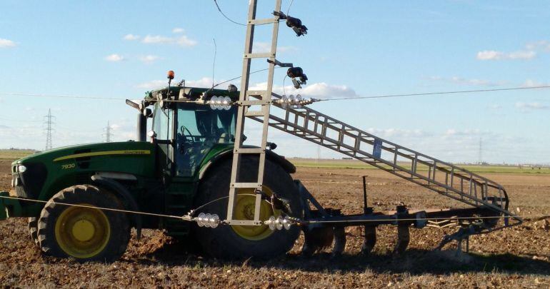 Así quedó el tractor tras chocar con la torreta de electricidad