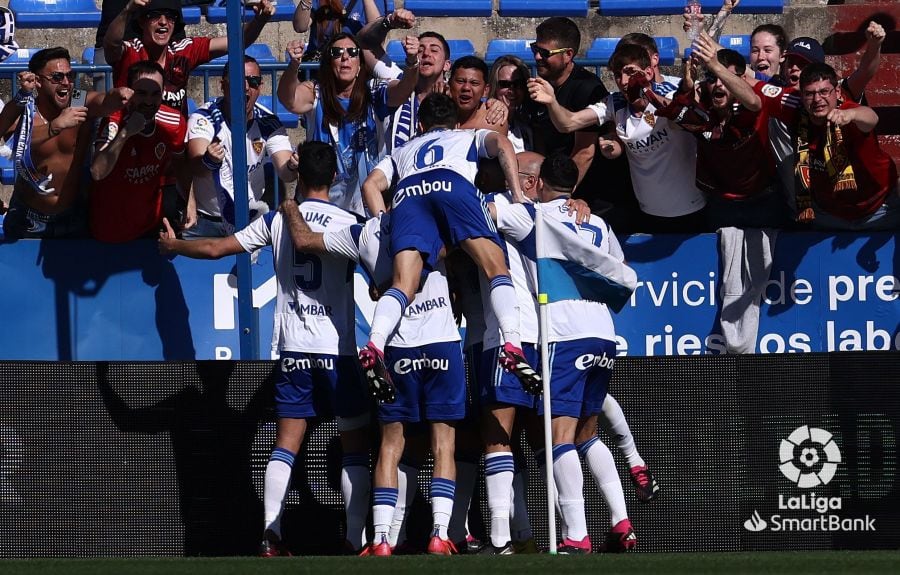 Los futbolistas del Real Zaragoza celebran uno de los tres goles en La Romareda