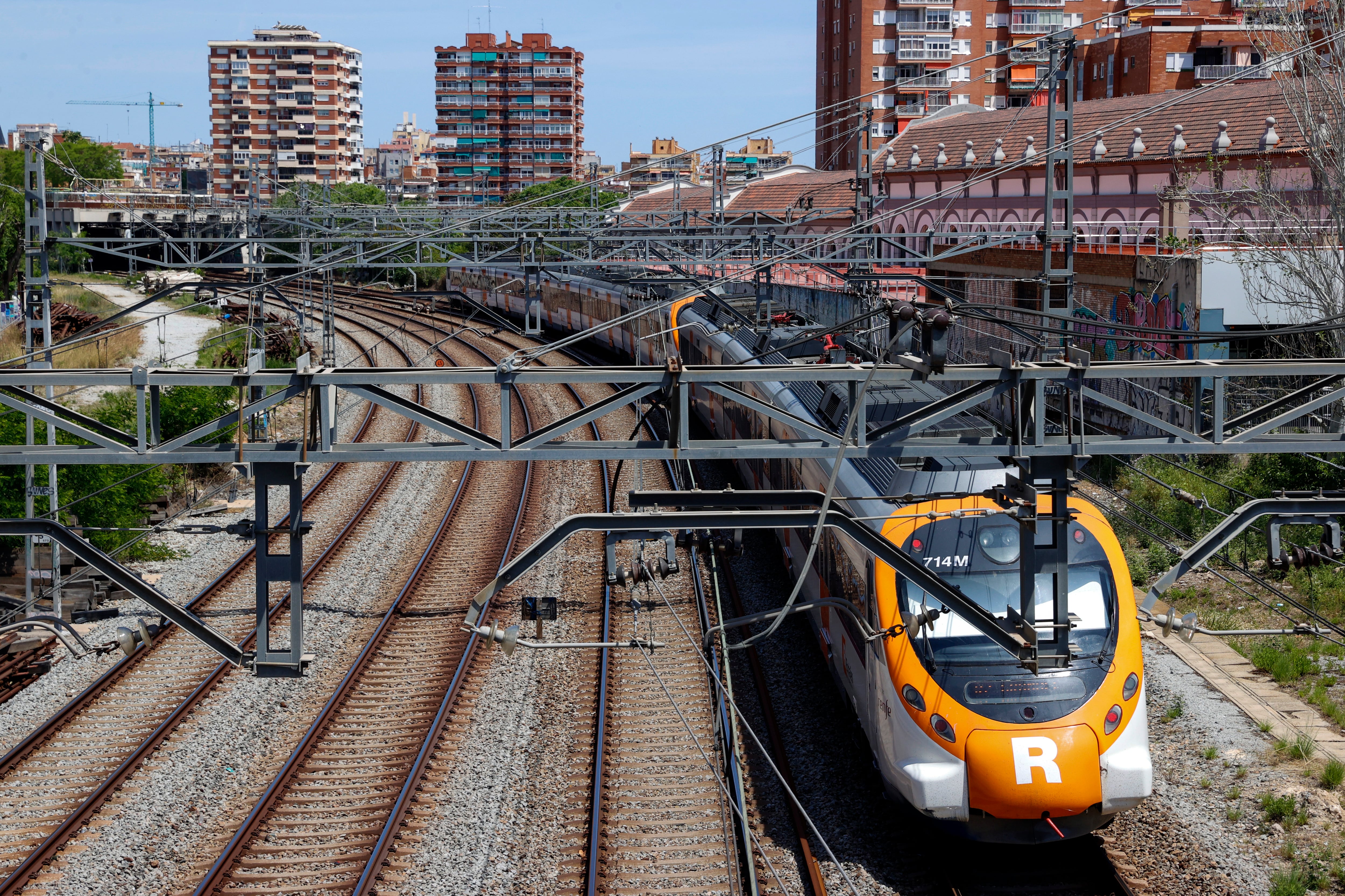 Un tren de Rodalies circula por las vías en L&#039;Hospitalet de Llobregat (Barcelona)