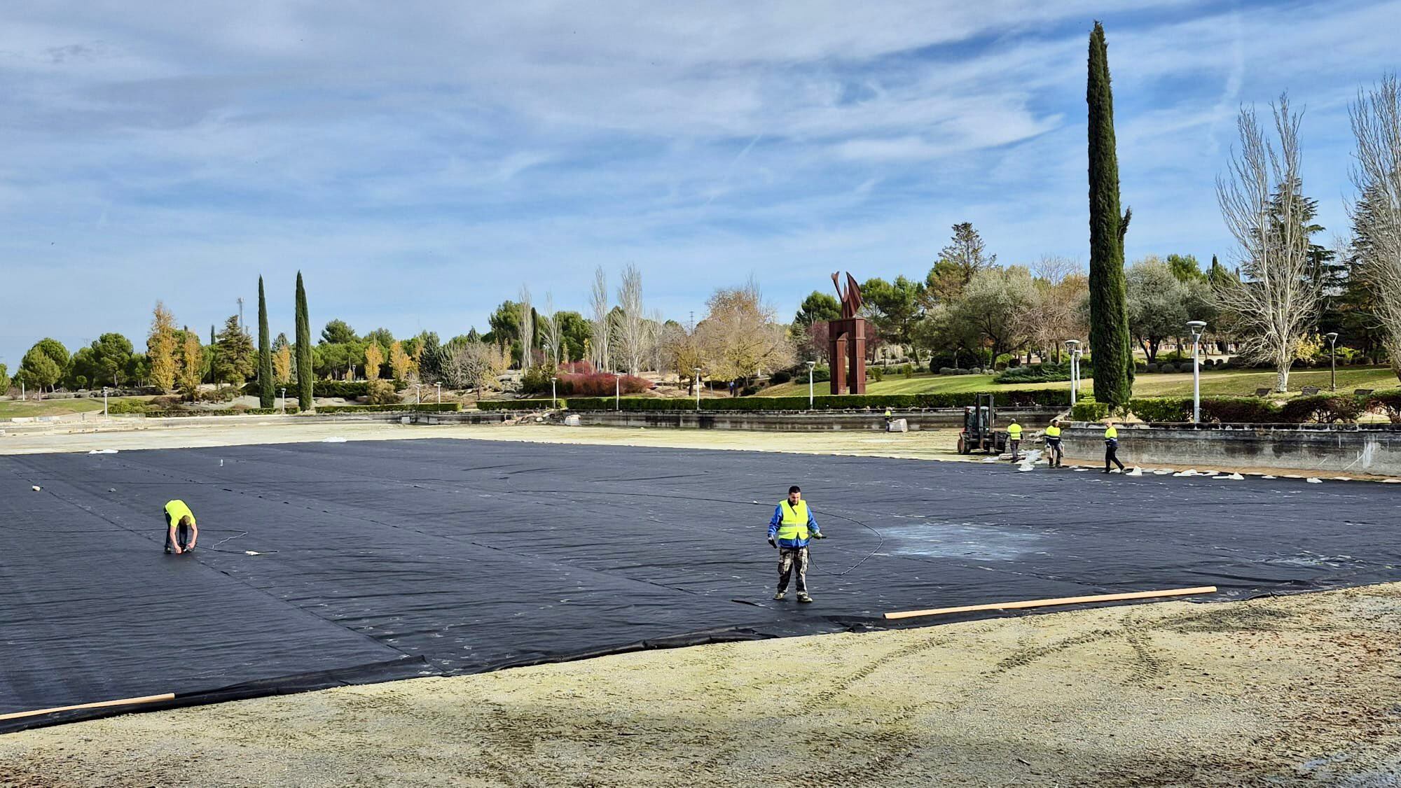 Labores de impermeabilización en el lago