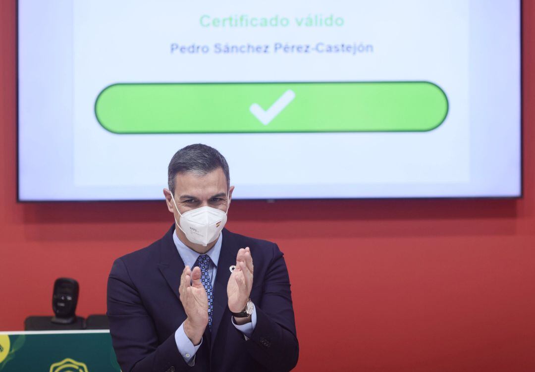 El presidente del Gobierno, Pedro Sánchez, aplaude tras efectuar el certificado verde digital en el stand de Turespaña en la feria internacional de turismo Fitur 2021, a 21 de mayo de 2021, en Madrid (España). El certificado verde digital, es un pasaporte sanitario en el que trabaja la UE para reactivar el turismo internacional.  Hoy se celebra la tercera jornada de la Feria Internacional del Turismo, Fitur 2021 'Especial Recuperación Turismo'. Se trata de la primera feria en formato híbrido del circuito internacional de grandes eventos y es la  gran apuesta estratégica del Gobierno español para la recuperación del turismo. Organizada por Ifema Madrid del 19 al 23 de mayo, la feria reúne a más de 5.000 participantes de los cinco continentes, con presencia de todas las comunidades autónomas y de empresas y destinos de 55 países.