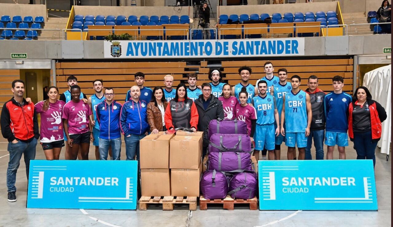 Miembros de ambos clubes con el material donado.