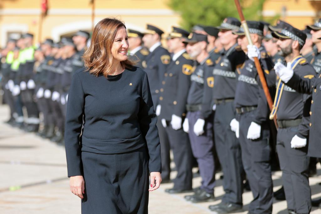 La alcaldesa María José Catalá pasa revista a los agentes de la Policía Local de València durante la celebración de su patrón, los Ángeles Custodios