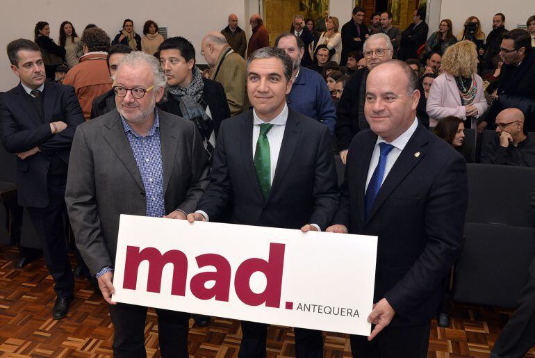 Imagen de archivo durante la presentación del museo con Fernando Francés, Elías Bendodo y Manuel Barón, alcalde de Antequera