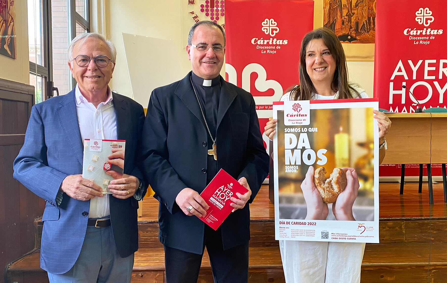 Fernando Beltrán, director de Cáritas La Rioja; Santos Montoya, obispo de Calahorra y La Calzada-Logroño; y María Morales de Setién, responsable de Comunicación Cristiana de Bienes de Cáritas La Rioja.