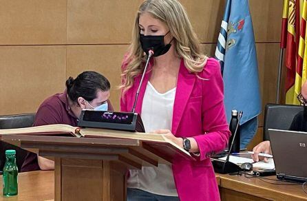 La edil nacionalista Àngela Llinares, toma posesión de su cargo