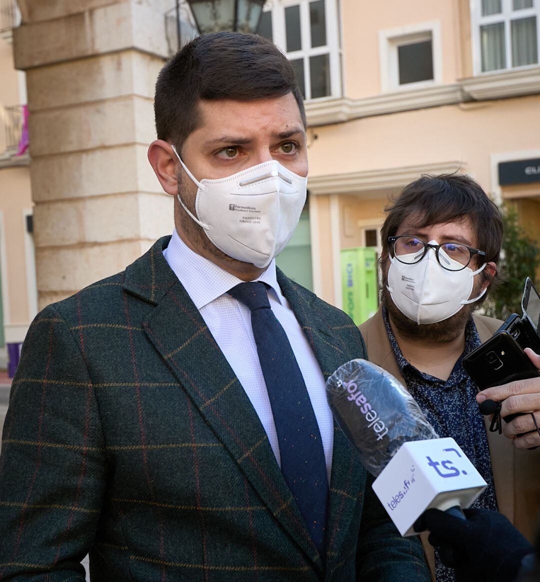 El portavoz del grupo municipal socialista de Gandia, José Manuel Prieto, junto al vicesecretario de Organización del PSPV-PSOE de Gandia, Adrián Vila 