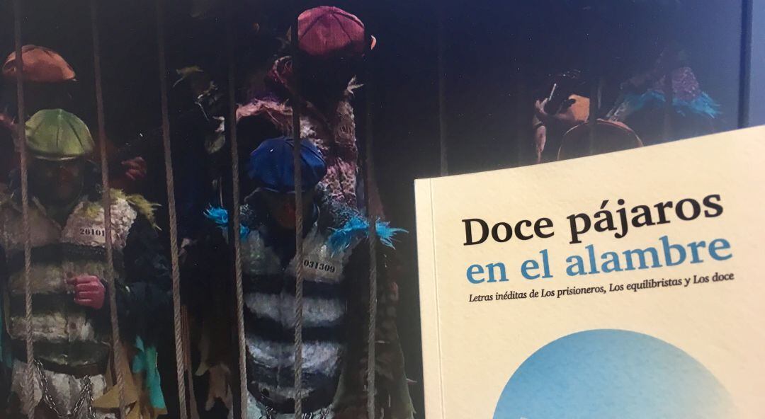 La portada del libro "Doce pájaros en el alambre" de Miguel Ángel García Argüez ante una imagen de la comparsa Los Prisioneros