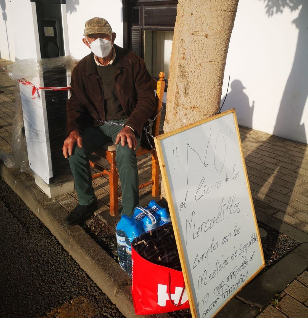 Manuel Peláez, encadenado y en huelga de hambre en la puerta del Ayuntamiento de Arrecife, en Lanzarote.