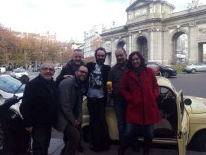 Los taxistas Agustín y Carlos, junto al equipo de este viernes.