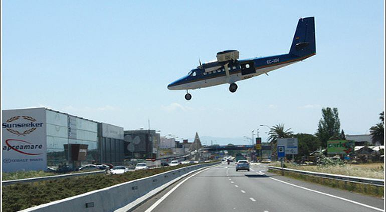 Una avioneta aterrizando en el aeródromo de Empuriabrava