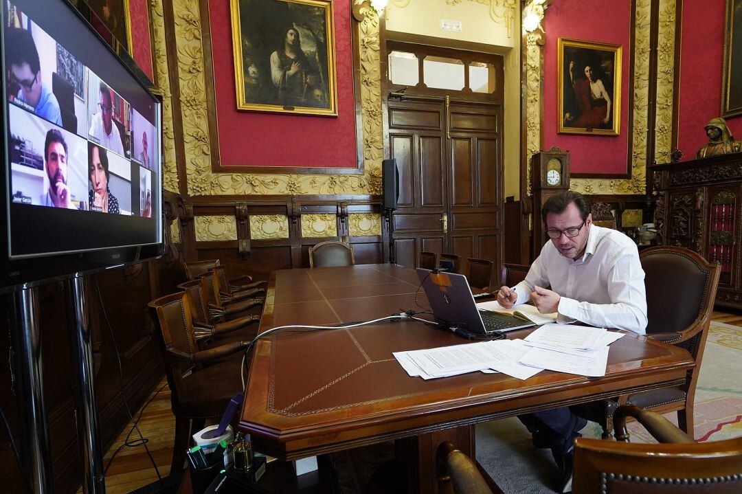 Momento de la reunión del grupo de trabajo municipal