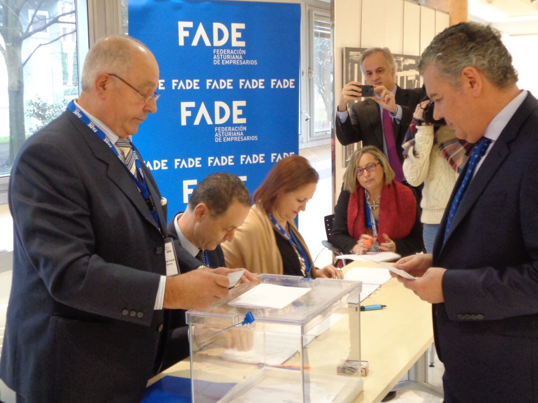 Belarmino Feito vota durante las elecciones que hace un año le convirtieron en presidente de la Federación Asturiana de Empresarios