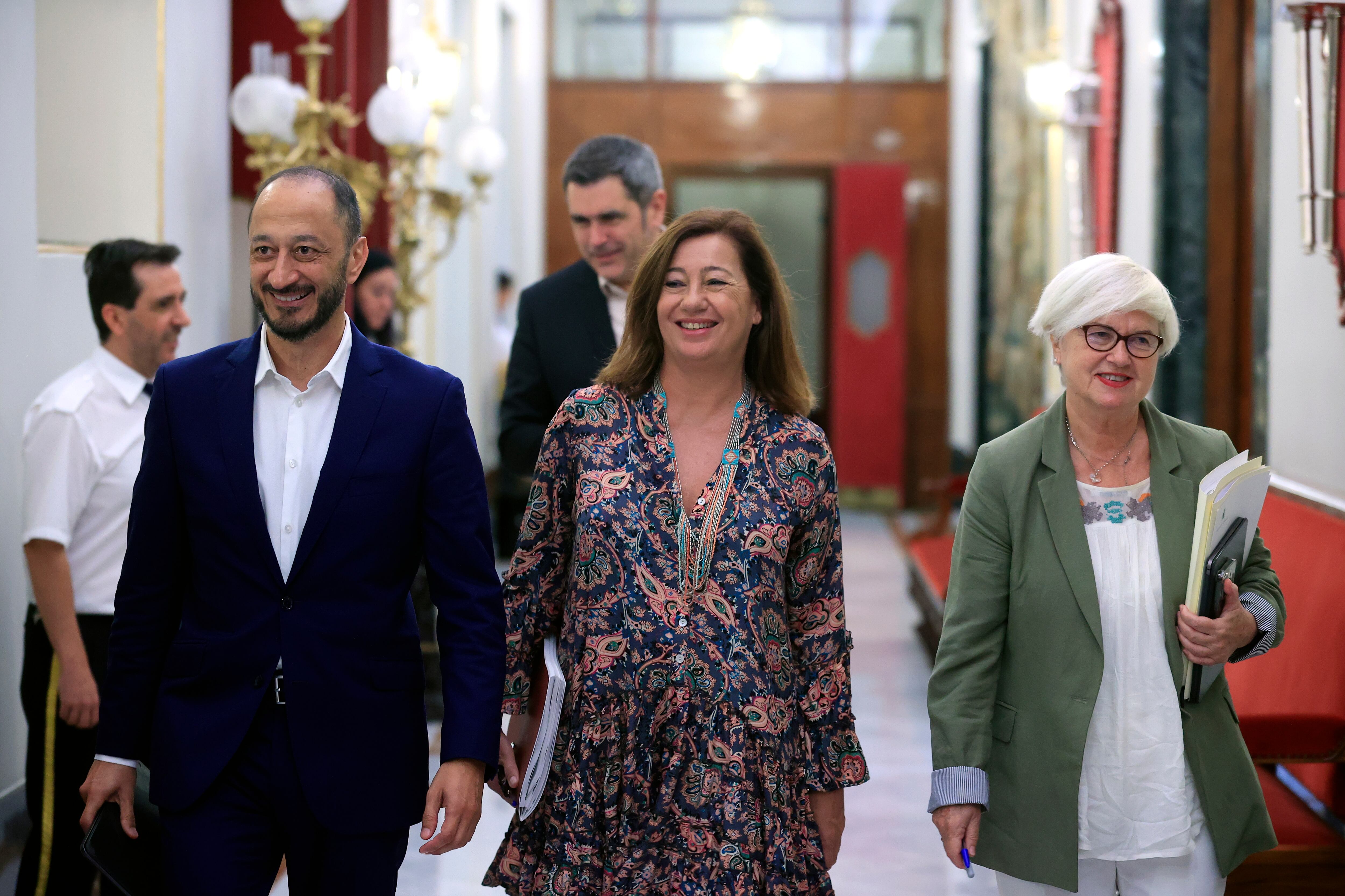 La presidenta del Congreso, Francina Armengol, acompañada por el vicepresidente Alfonso Rodríguez y la secretaria segunda Isaura Leal a su llegada a la reunión de la Mesa del Congreso.