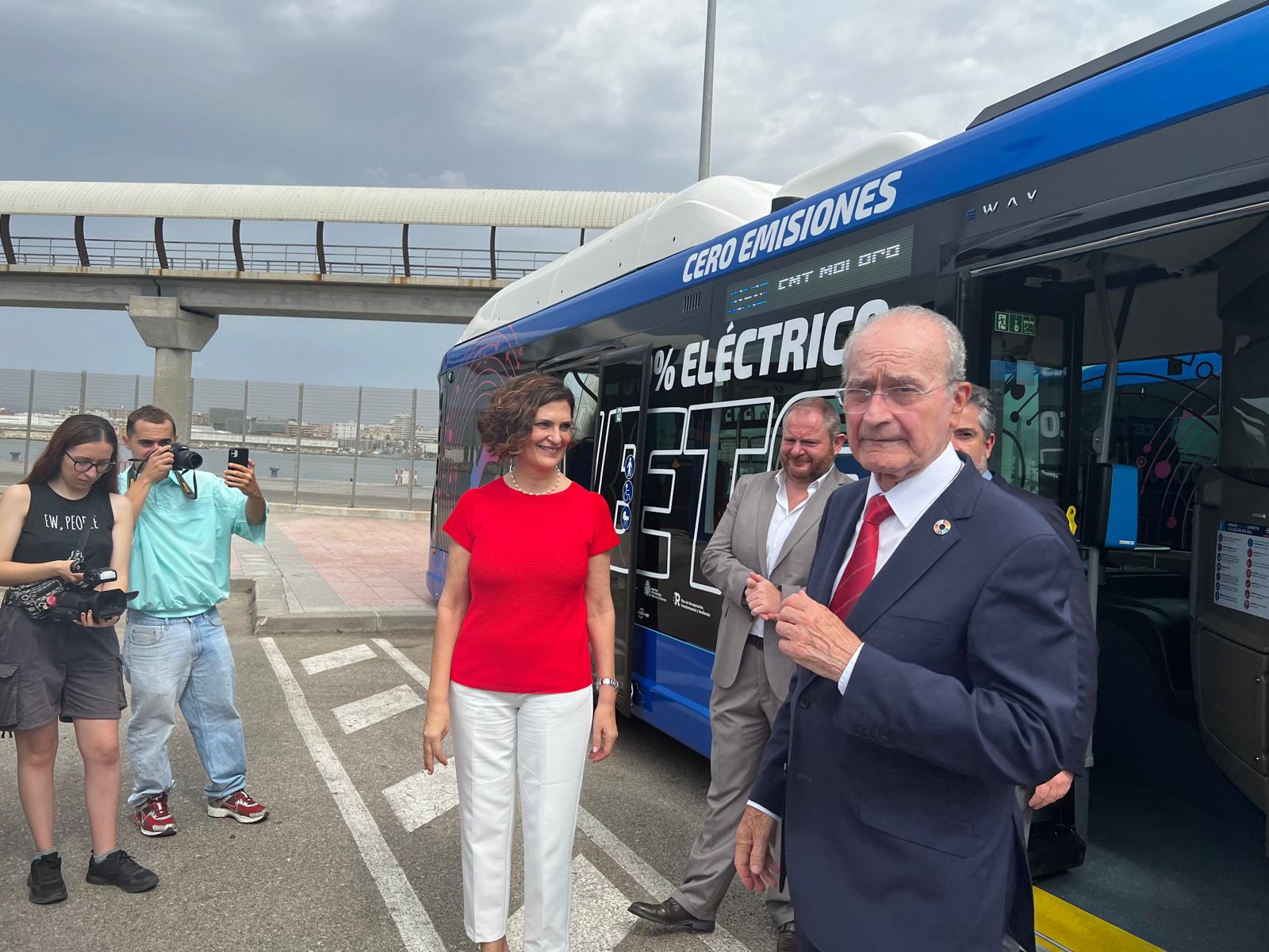 El alcalde de Málaga, Francisco de la Torre, en primer plano durante la rueda de prensa en la Estación Marítima de Cruceros para presentar 14 nuevos autobuses eléctricos de la EMT (Cadena SER).