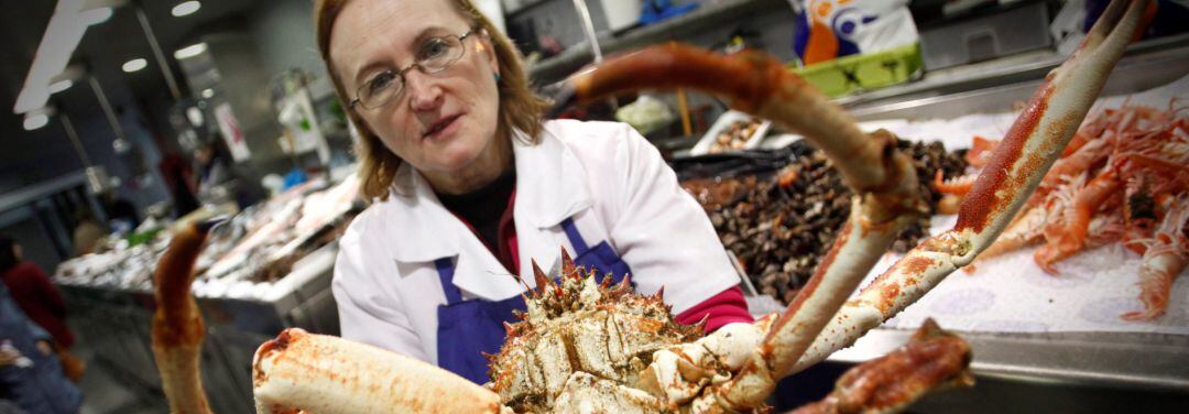 Placera mostrando una centolla en mercado de A Coruña