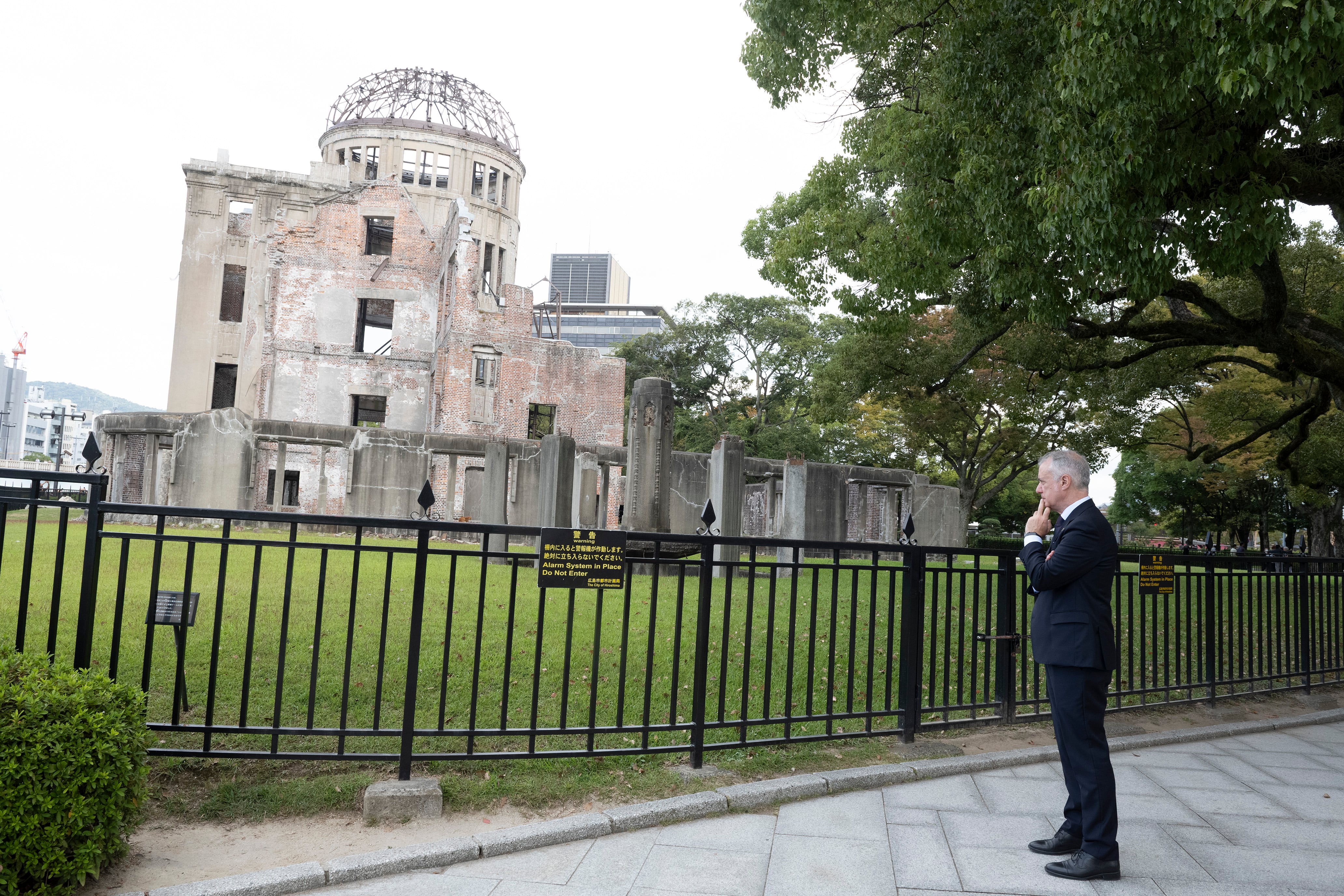 Iñigo Urkullu ante la Cúpula de Genbaku en el Monumento de la Paz en Hiroshima