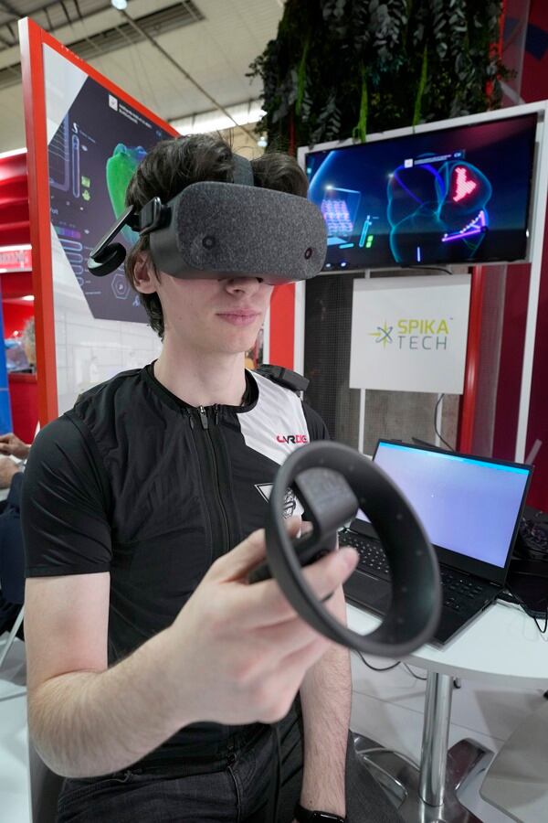 GRAFCAT575. BARCELONA, 28/02/2024.- Un chaleco que permite visualizar el estado de un corazón (en la imagen), una aplicación para manipular en remoto un teléfono móvil, un robot que dispensa medicamentos o una visita virtual al Estadio Bernabéu son algunas de las novedades que las pymes españolas exhiben en el Pabellón de España del MWC de Barcelona. EFE/Alejandro García