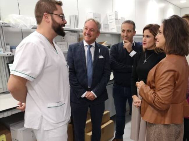 Las autoridades sanitarias y el alcalde de Cazorla atienen las explicaciones de uno de los profesionales del CHARE