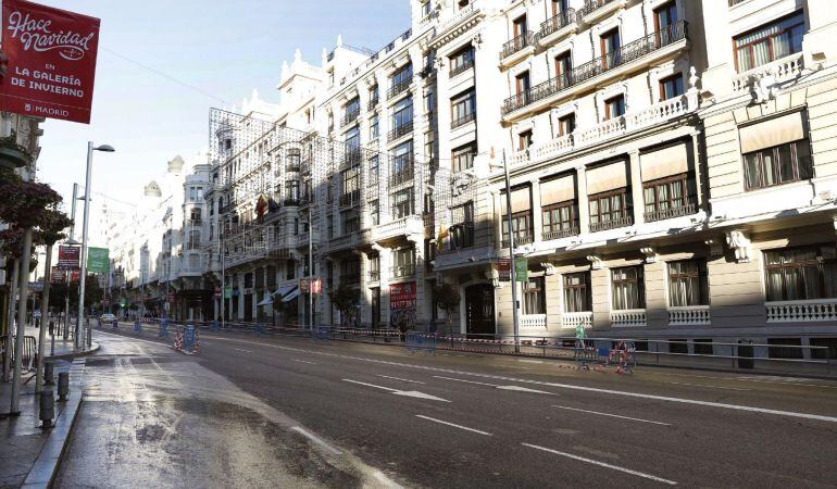 Vista de la Gran Vía madrileña, con restricciones al vehículo privado durante la temporada navideña que comprende desde el 23 de diciembre al 8 de enero de 2017.