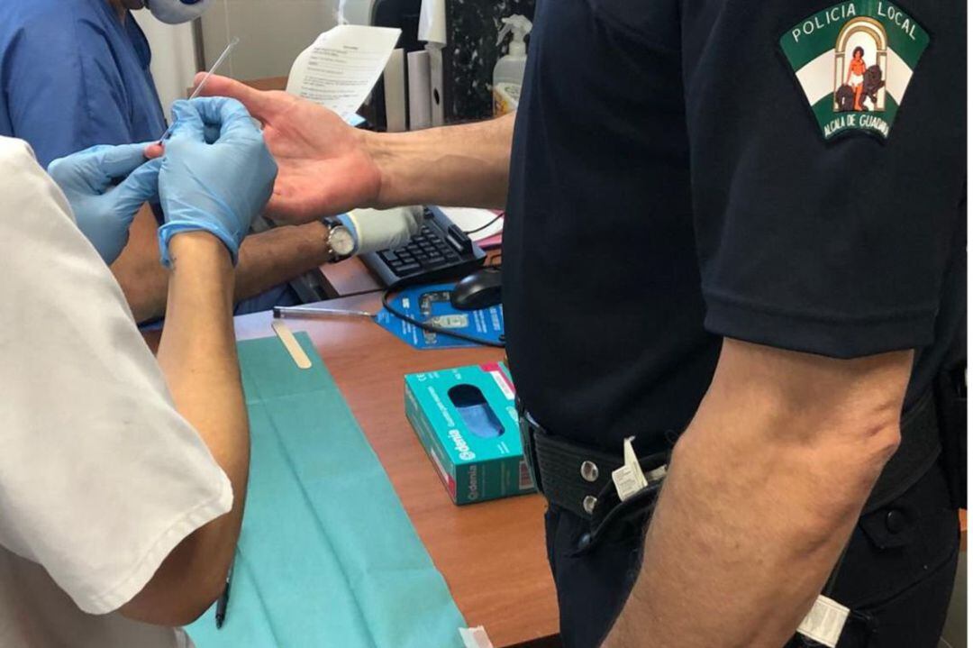 Un agente de la Policía Local de Alcalá de Guadaíra sometiéndose a un test de coronavirus.