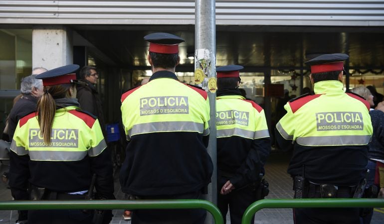 Los Mossos detienen a un fotógrafo de Cadaqués por grabar chicas cuando se desvestían.  