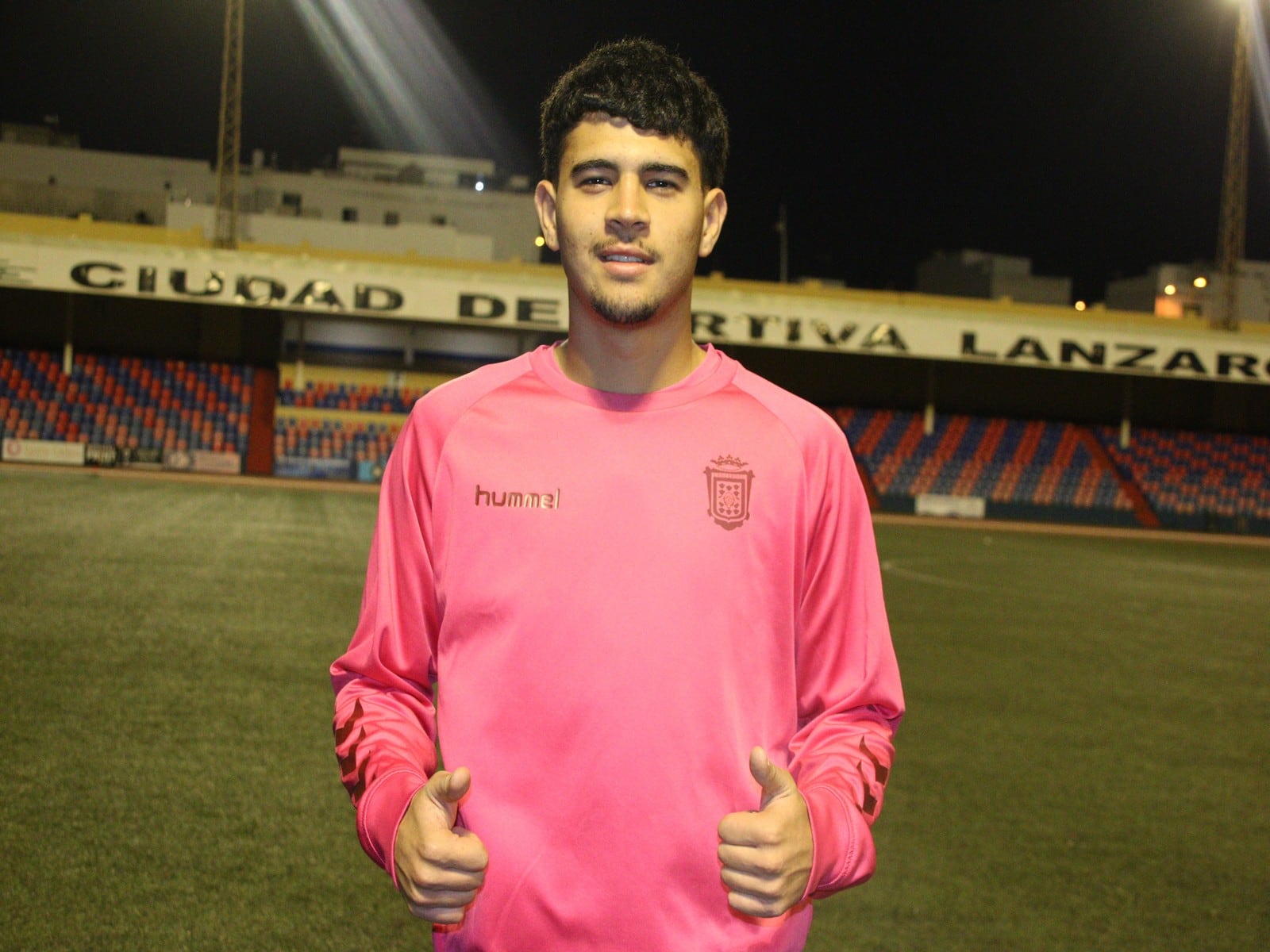 Bentagay Curbelo con la ropa de entrenamiento de la UD Lanzarote.