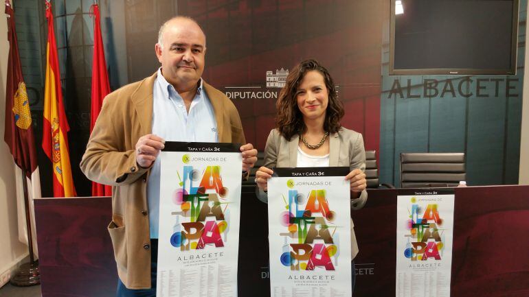 El presidente de los hosteleros de Albacete Juan Sánchez y la diputada provincial de turismo Raquel Ruiz