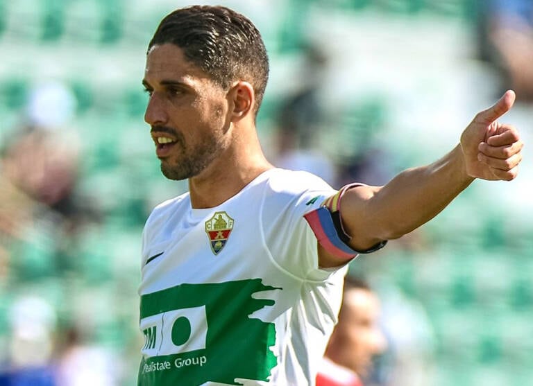 El capitán del Elche, Fidel Chaves, durante un partido en el estadio Martínez Valero