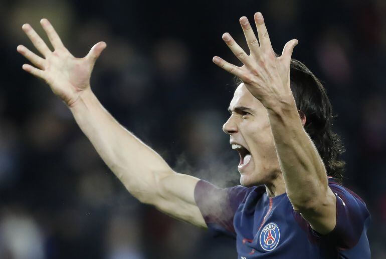 Cavani celebra un gol