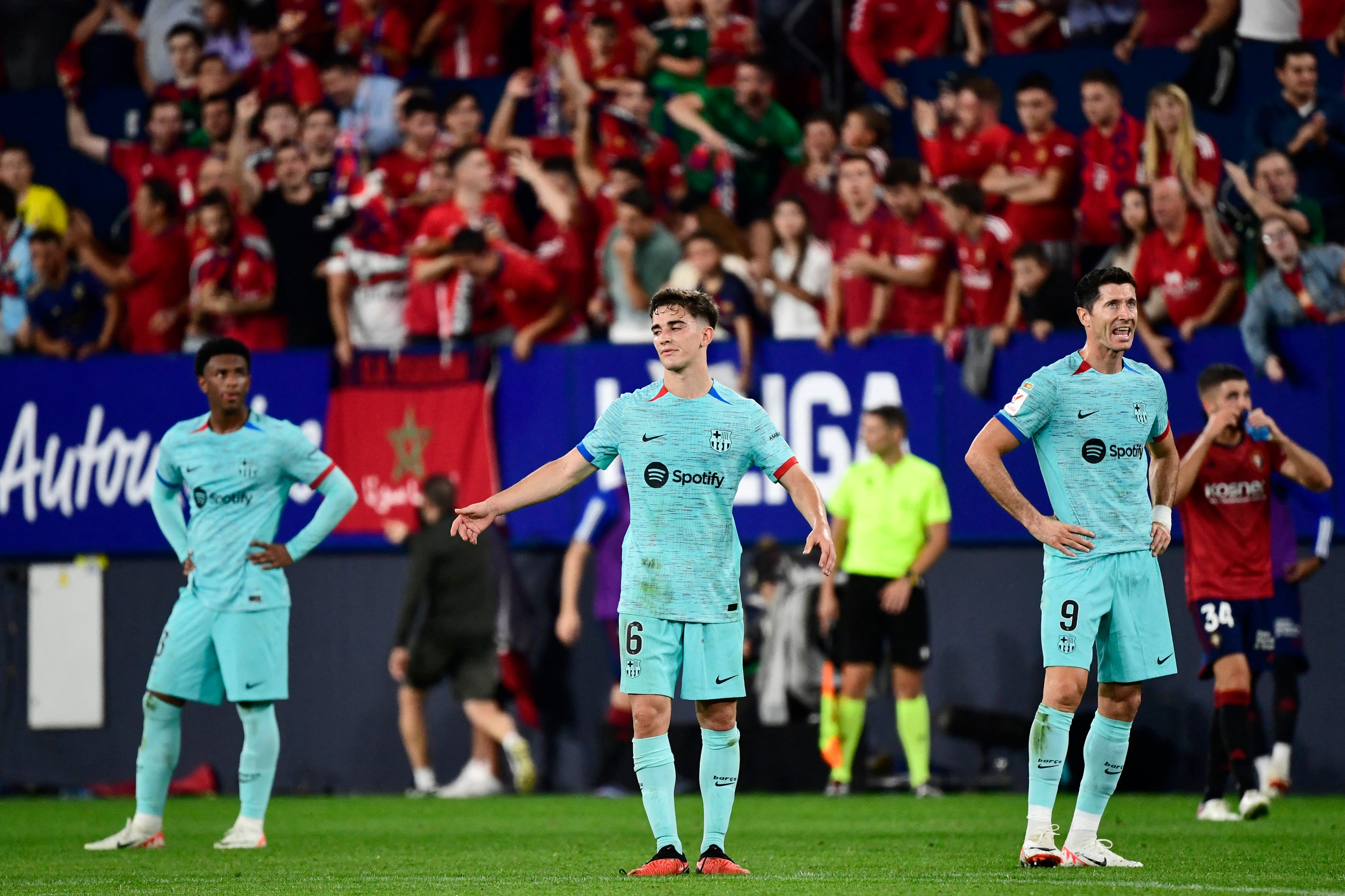 Robert Lewandowski, Gavi y Alejandro Balde, durante el partido entre el Osasuna y el Barça. (Photo by ANDER GILLENEA / AFP) (Photo by ANDER GILLENEA/AFP via Getty Images)