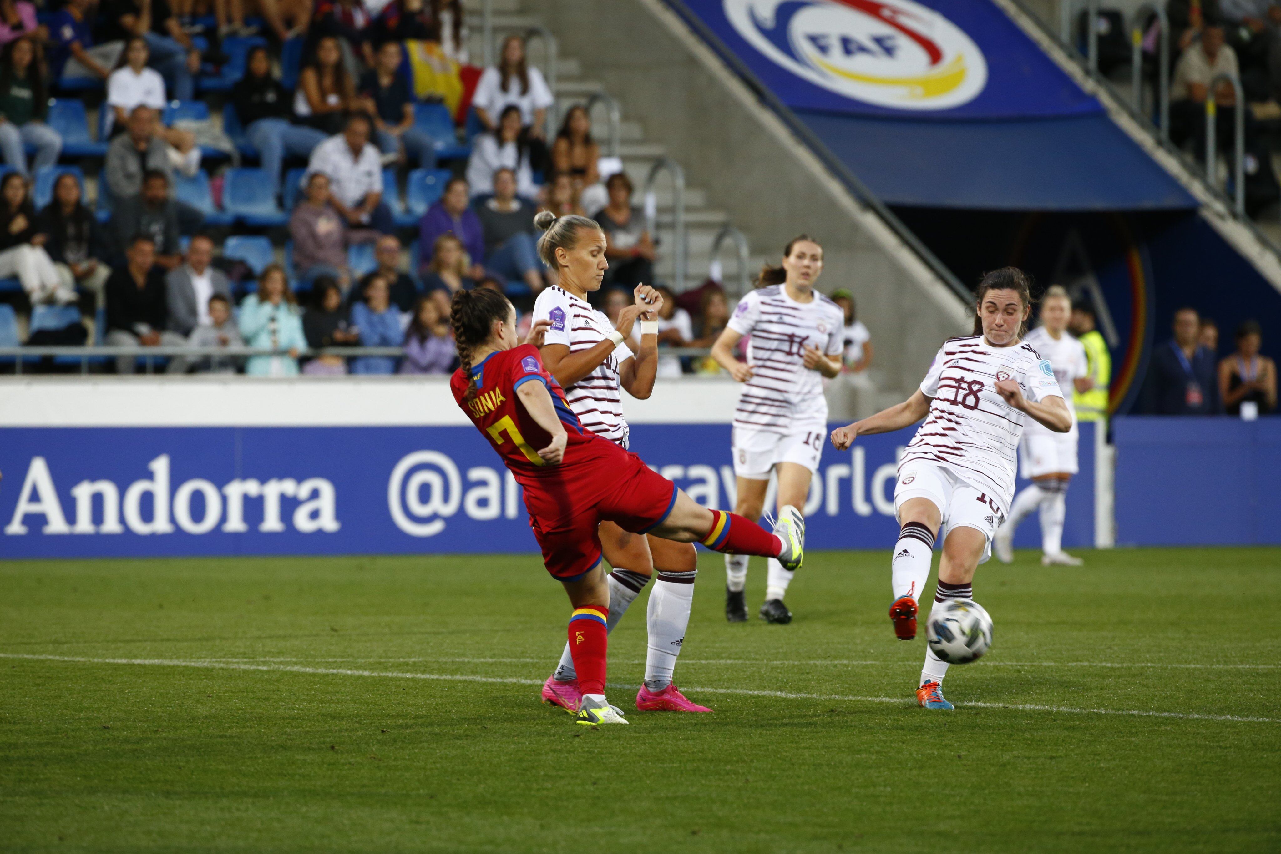 La jugadora de la selecció nacional, Sònia Carrancà, intenta frenar un contraatac de Letònia durant el partit d'ahir a l'Estadi Nacional en l'estrena en competició oficial a casa del combinat andorrà.