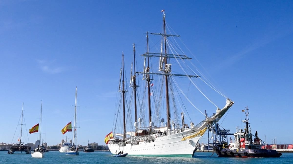 El buque escuela de la Armada ‘Juan Sebastián de Elcano’ largó velas desde Cádiz hacia su 98ª crucero de instrucción acompañado por multitud de embarcaciones