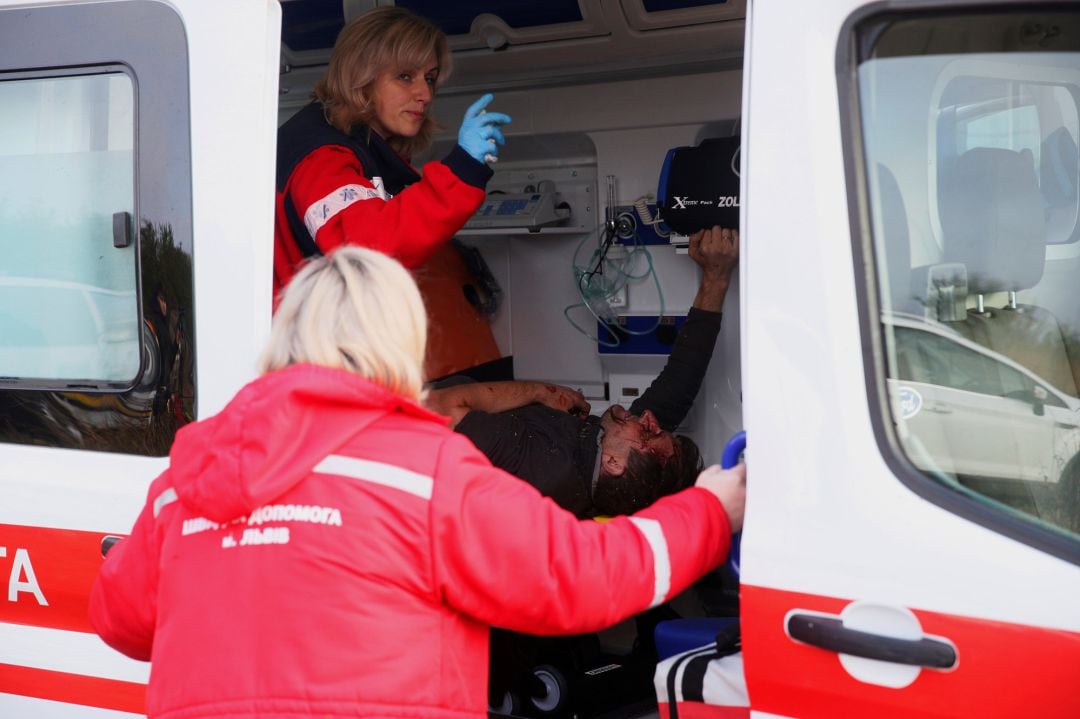 Medics assist a wounded person at the site of the Antonov-12 cargo airplane emergency landing in Lviv region, Ukraine October 4, 2019. REUTERS_Gleb Garanich