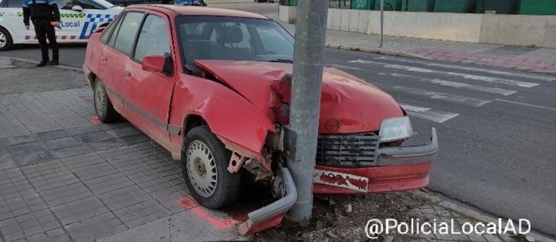 Imaten del coche que impactó contra una farola en la calle Santander