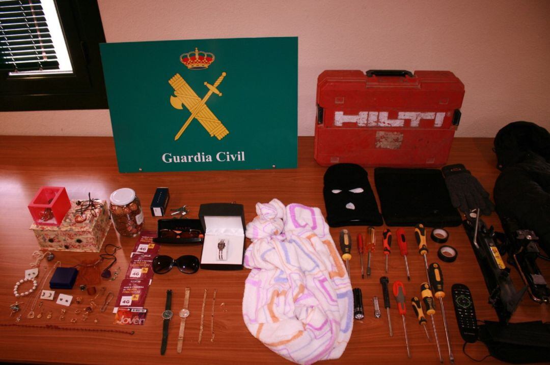 La Guardia Civil ha decomisado 400 joyas y 11.000 euros en metálico