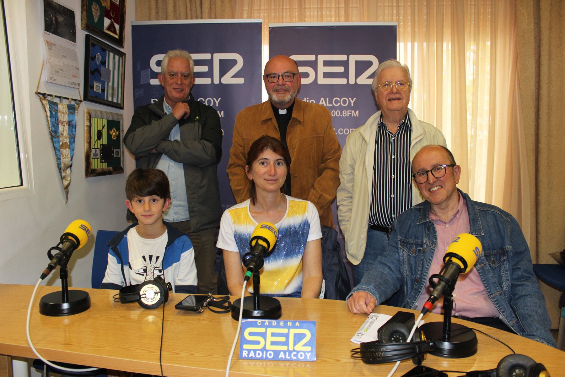 Gines García, José Luis Llopis, Paco Aznar, Mariola Reig con su hijo Iago Martínez, y Javier Monllor